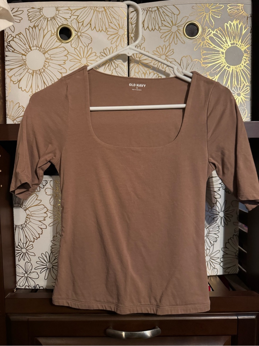 Old Navy Short Sleeve Square Neck Tee in Taupe Brown